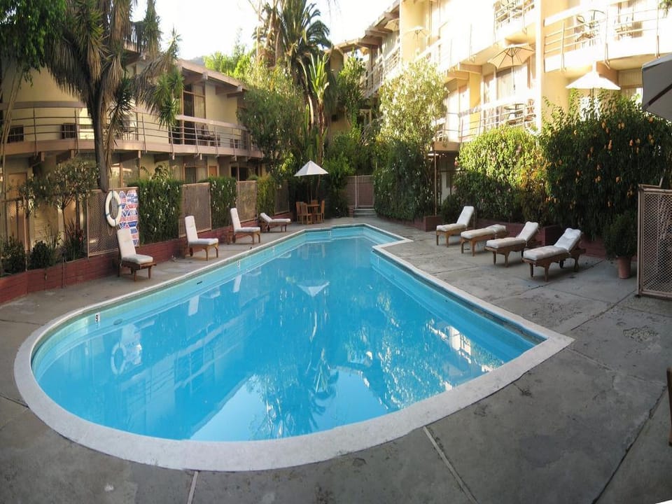 Swimming pool [outdoor]