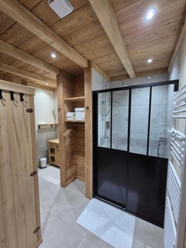 DEL VINO bar a vin & guitares Appartement Sauna Terrasse Garage Hotel in Neuchâtel, Switzerland