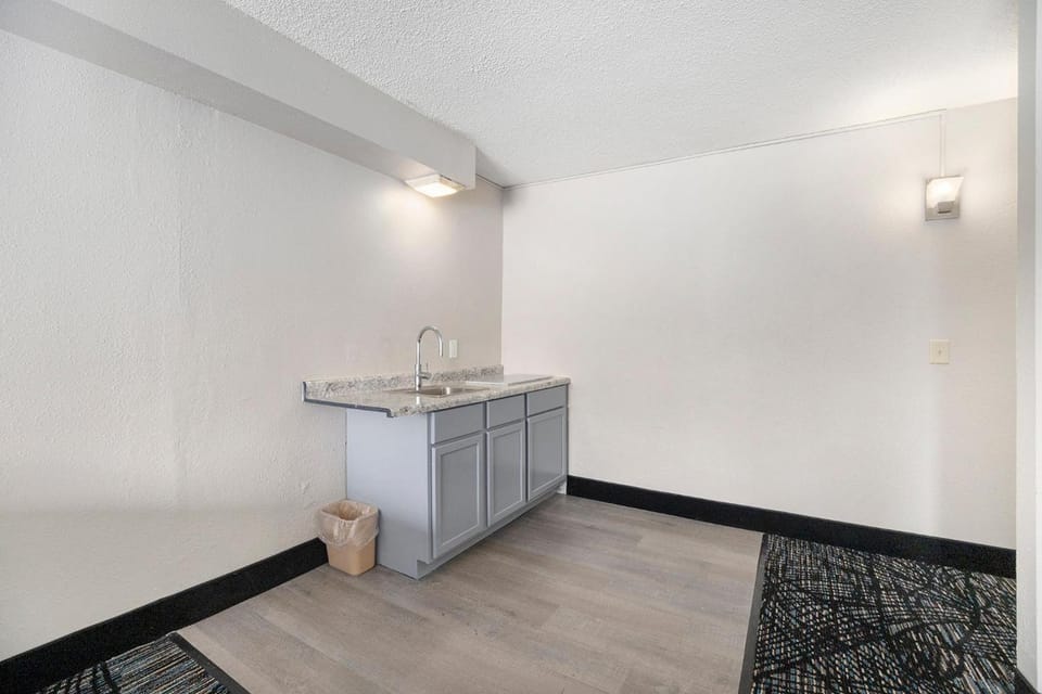 Days Inn & Suites by Wyndham Norton Shores/Muskegon Hotel in Muskegon Heights