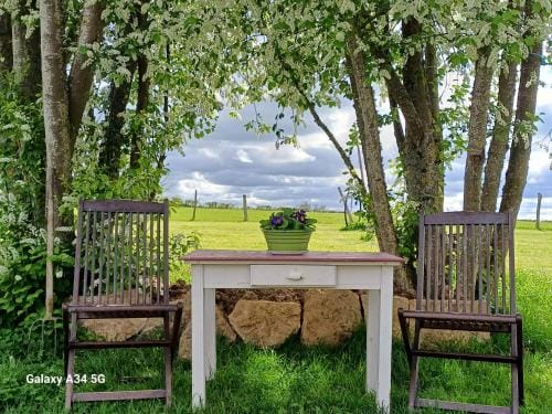 Les Chaumes Violettes-Chambres & Table d'hotes a la campagne, Berry Hotel in Centre-Val de Loire