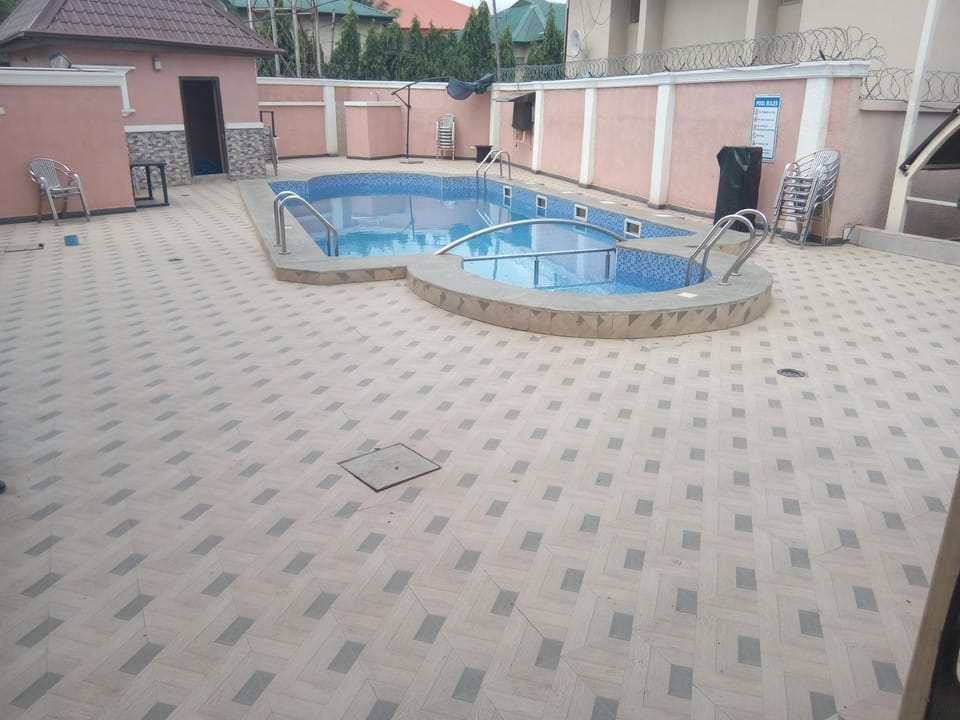 Swimming pool [outdoor]