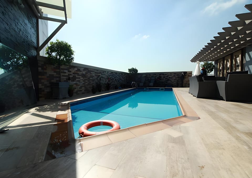 Swimming pool [outdoor]