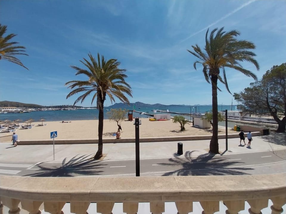 apartamentos en primera linea de playa Apartment hotel in Port de Pollensa