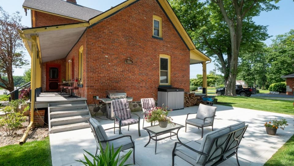 The Woodbridge House Hotel in Kingsville