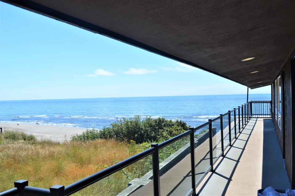 Beachfront Manor Hotel in Devils Lake