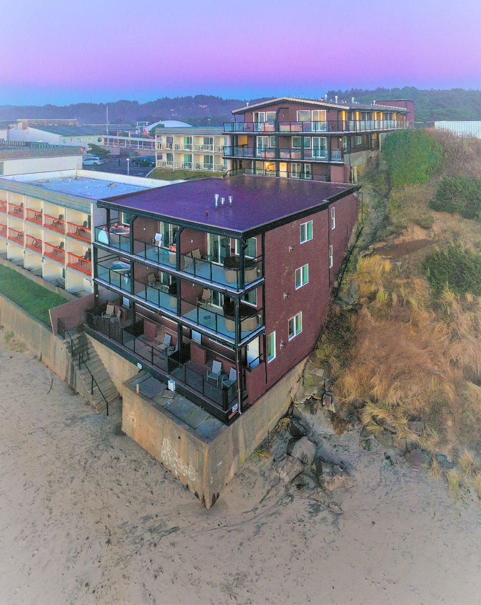 Beachfront Manor Hotel in Devils Lake