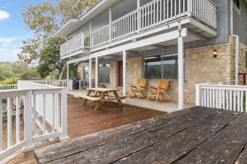 Indian Springs Lakehouse Hotel in Bandera