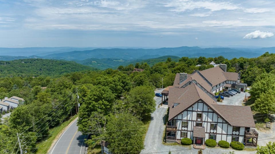 4 Seasons at Beech Mountain Inn in Beech Mountain