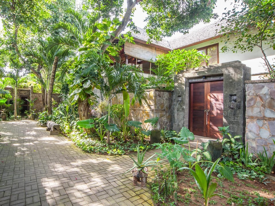 Mango Tree Villas Resort in Kuta