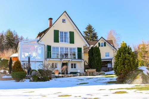 Wolfsgrund Villa und/oder Apartment - Luxus in Seenahe mit tollem Garten Hotel in Schluchsee