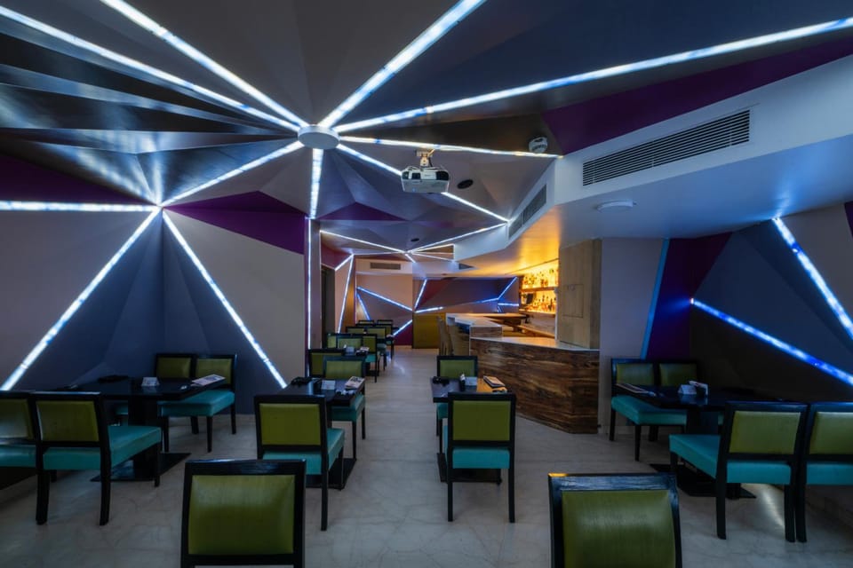 La Woods Hotel - Close to LIC Building Hotel in Chennai