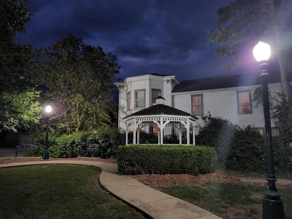 Hawthorne Inn Hotel in Ozark Mountains