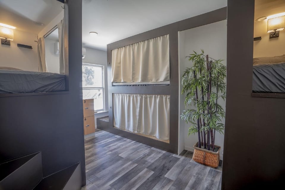 Burlington Hostel Hotel in San Fernando Valley