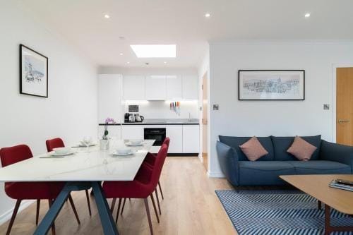 PREMIER SUITES Edinburgh Fountain Court Hotel in Edinburgh