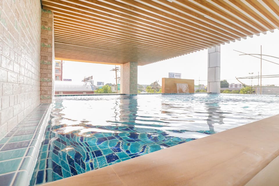 Swimming pool [outdoor]
