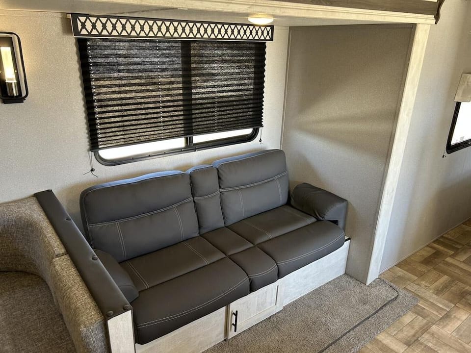 Oasis Lake Buchanan Hotel in Lake Buchanan