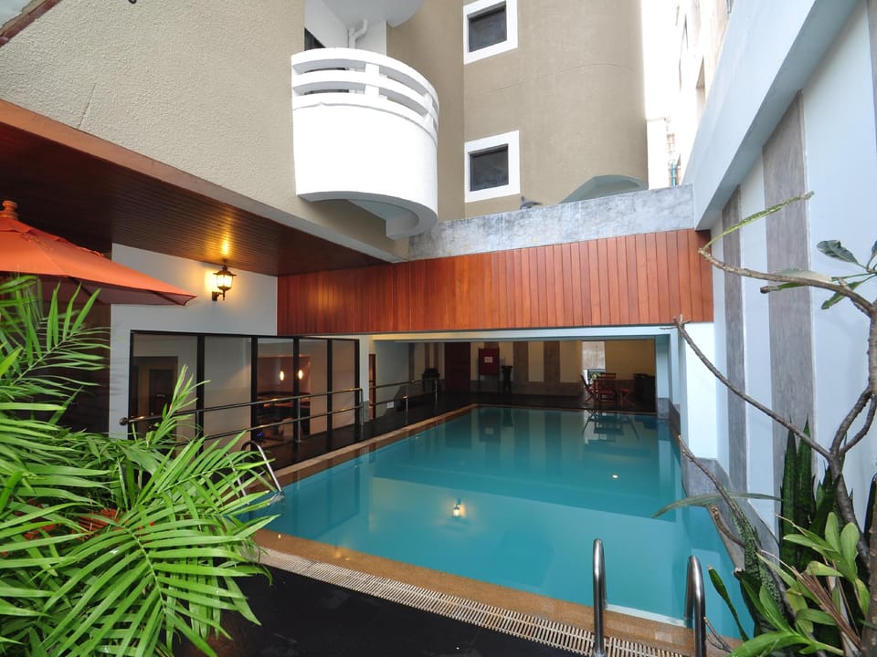 Swimming pool [outdoor]