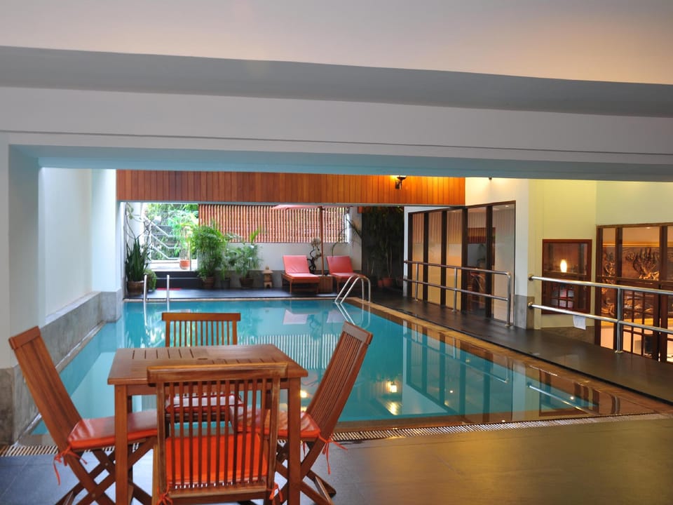 Swimming pool [outdoor]
