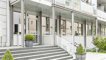 The Doorman Die Welle Hotel in Frankfurt