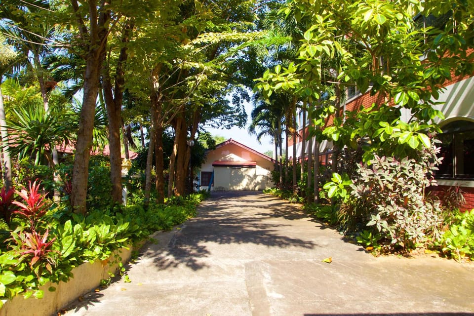 Sichang Shine Khao Resort Hotel in Chon Buri Changwat