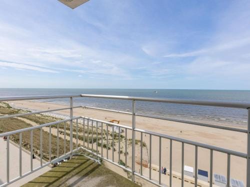 Bright apartment with frontal sea view Hotel in Middelkerke
