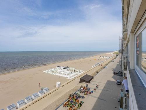 Bright apartment with frontal sea view Hotel in Middelkerke