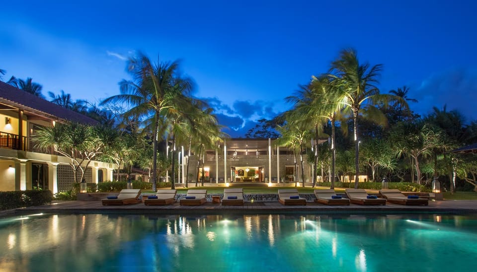 Swimming pool [outdoor]