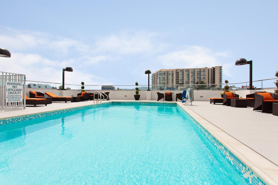 Swimming pool [outdoor]