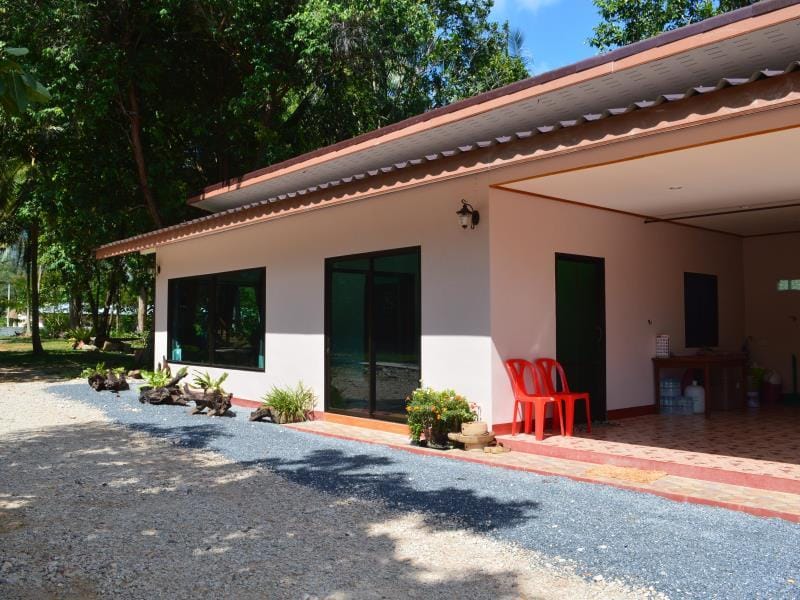 Baan Long Beach Lodge in Sala Dan