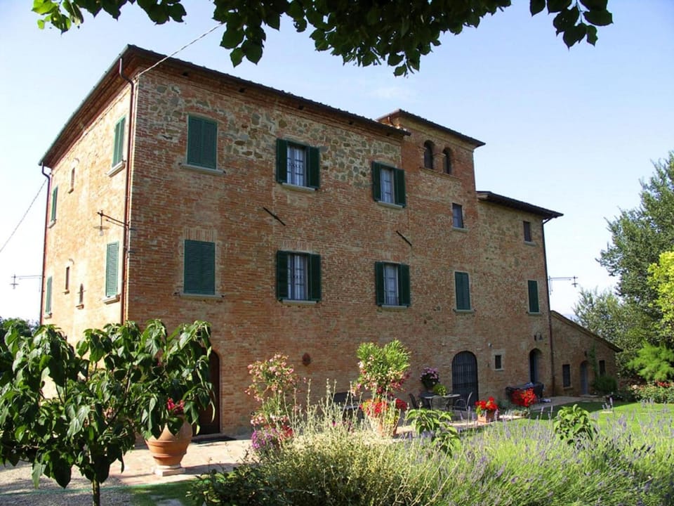 Elegant Castle Stay with Pool Resort in Foiano della Chiana