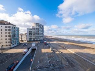 Cozy studio with sleeping area and sea view Hotel in Middelkerke