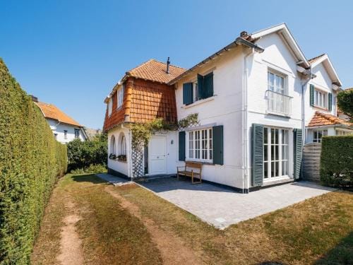 Villa in Koksijde near Zeedijk Hotel in Koksijde
