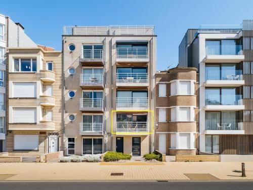 Zeewandeling 101in central location near the beach Hotel in Koksijde