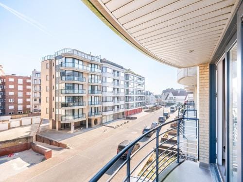 Apartment near seawall with sea view Hotel in Koksijde
