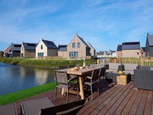 Villa by Lake Veere with Modern Amenities Hotel in Wolphaartsdijk