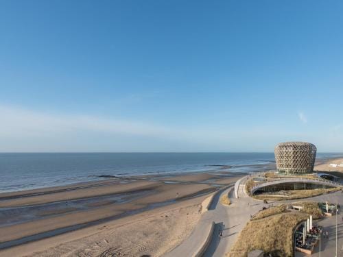 Spacious apartment with direct sea view Hotel in Middelkerke