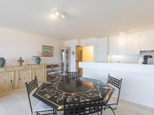 Spacious apartment with direct sea view Hotel in Middelkerke
