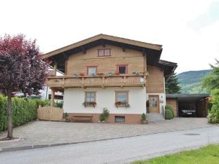 Apartment with garden in the Salzburg region Hotel in Piesendorf
