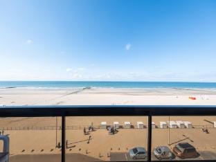 Apartment with sunny terrace and sea view Hotel in Middelkerke