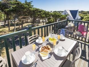 Coastal Stay near Salt Marsh Trails Hotel in Batz-sur-Mer