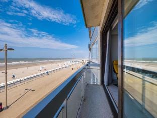 Apartment with 3 bedrooms and sea view Hotel in Middelkerke