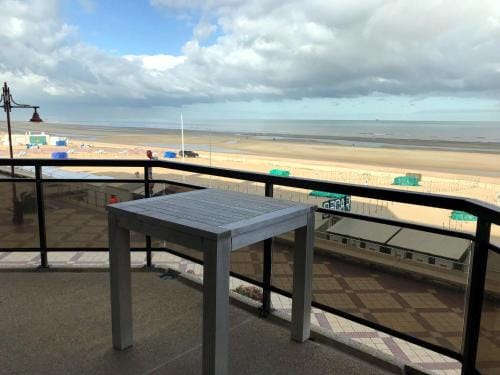 Seaside Escape w Balcony Hotel in De Haan