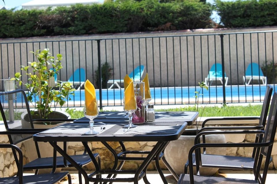 Logis Hôtel Acotel Hotel in Le Pontet