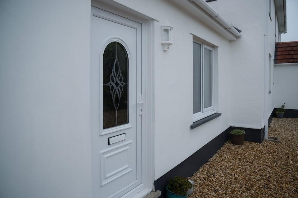 Shorelands - 1 Bedroom Apartment - Manorbier Hotel in Wales