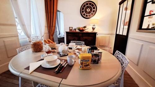 COSY CHAMBRE-SUITE climatisee Hotel in Centre-Val de Loire