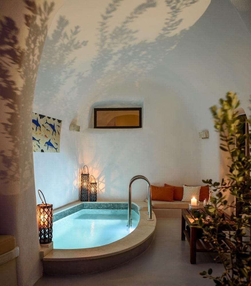 White Dream Suites Hotel in Thera