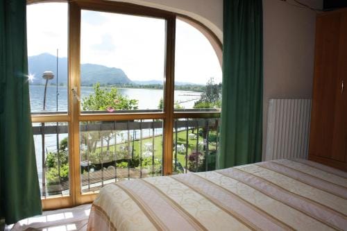 Albergo Ristorante Punta Dell'Est Hotel in Province of Brescia