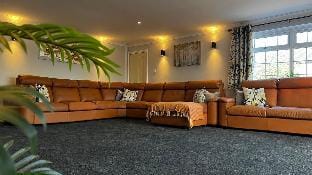 The Cheshire Gathering - Hot Tub   8 Bedroom Hotel in Wales