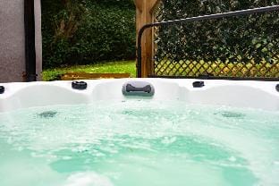 The Headingley House Leeds - Hot Tub - Sleeps Up to 12 Hotel in Leeds
