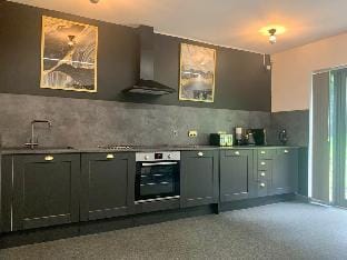 The Headingley House Leeds - Hot Tub - Sleeps Up to 12 Hotel in Leeds
